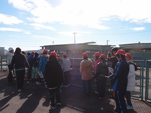 Construction site tour for Seki Elementary School students