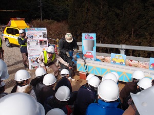 Construction site tour for Seki Elementary School students
