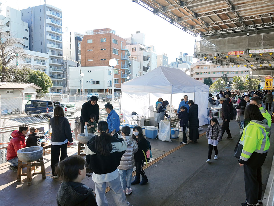 地域住民の方々をご招待した餅つき大会 東京都